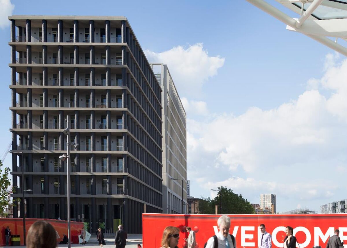 The building overlooks Pancras Square and has three floors of offices, focus booths, a drop-in lounge, event space and meeting rooms with the latest technology.