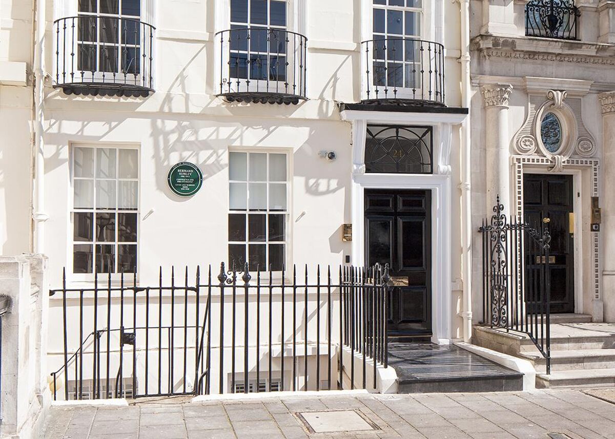 This building in the heart of Mayfair offers eight serviced offices, a meeting room, shower and changing facilities alongside impressive views over Berkeley Square Gardens.