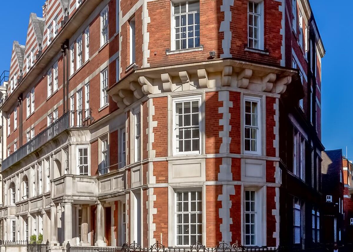 The building is located at a prestigious address in Mayfair and offers fully furnished offices, contemporary reception, customer lounge and meeting rooms a few minutes from Green Park tube.