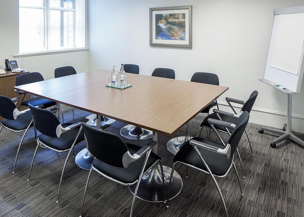 The property was built at the end of the nineteenth century and offers twenty-three serviced office suites, a contemporary reception, meeting rooms and a customer lounge in the Mayfair district.