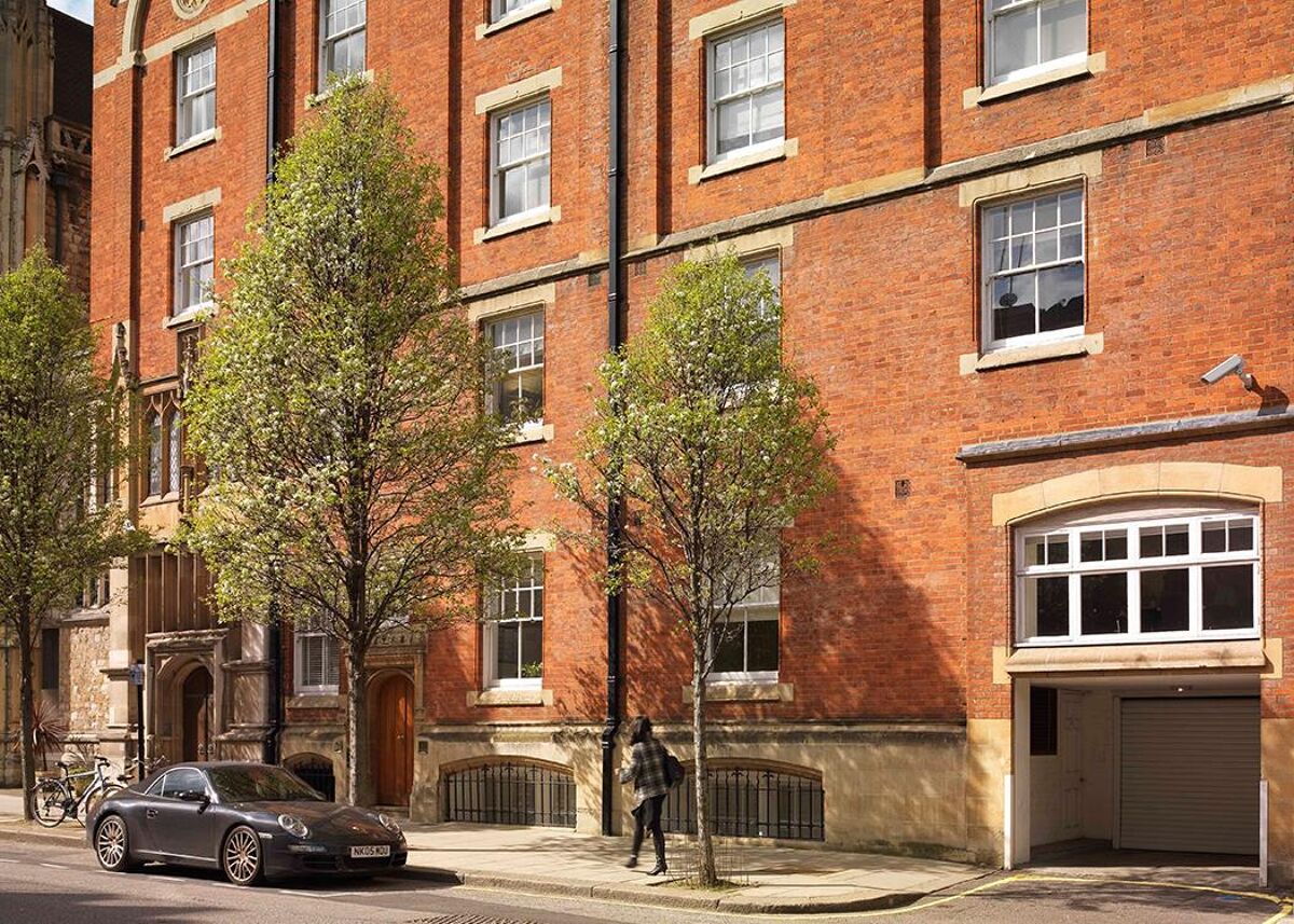 This period building in the heart of Mayfair offers fully serviced offices, meeting rooms, a customer lounge as well as car parking space and is a few minutes away from Bond Street tube station.