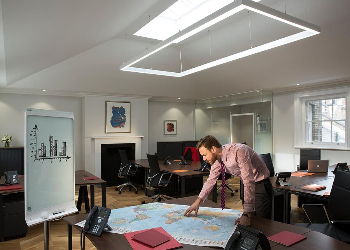This Georgian property in the heart of Marylebone offers fully serviced office suites, meeting rooms, showers and bike storage just a short walk away from Baker Street tube station.