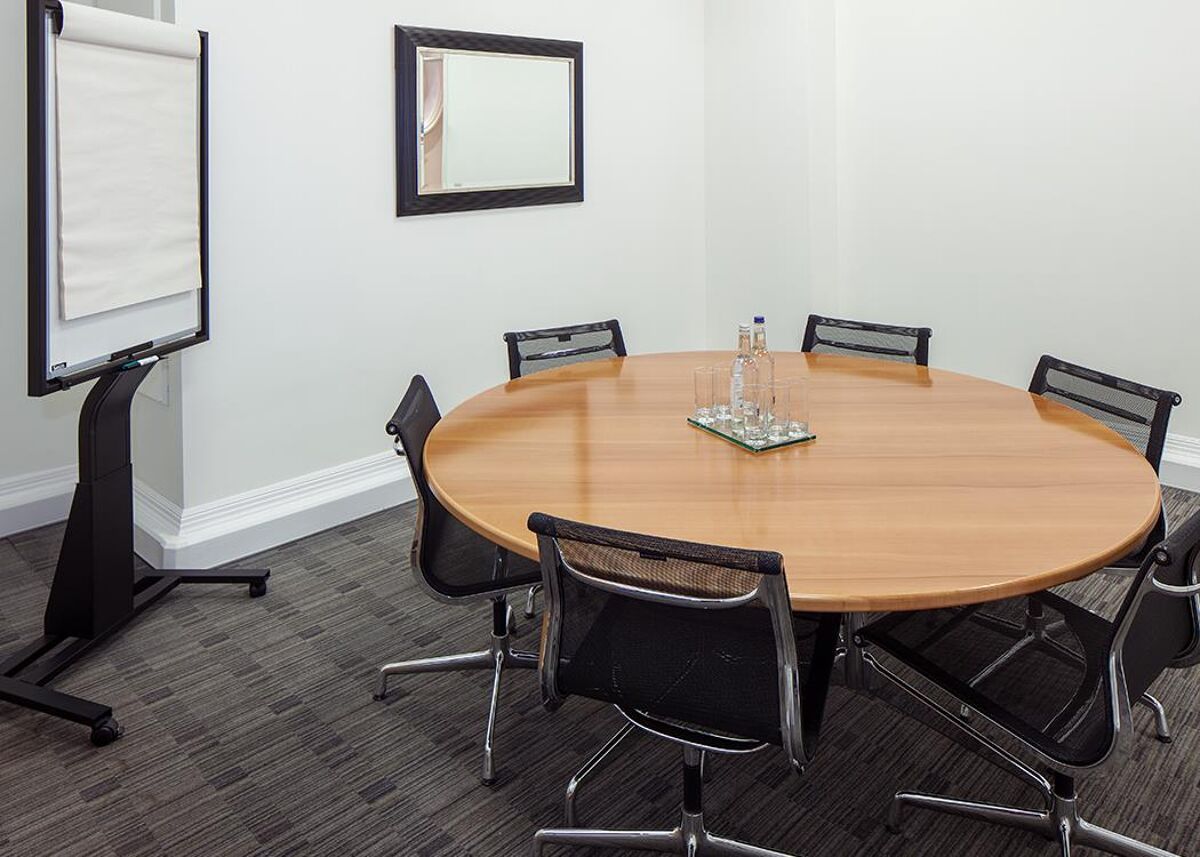 The building is in the heart of Mayfair and offers fully serviced offices, meeting rooms as well as showers and changing facilities, all within easy reach of Oxford Circus tube station.