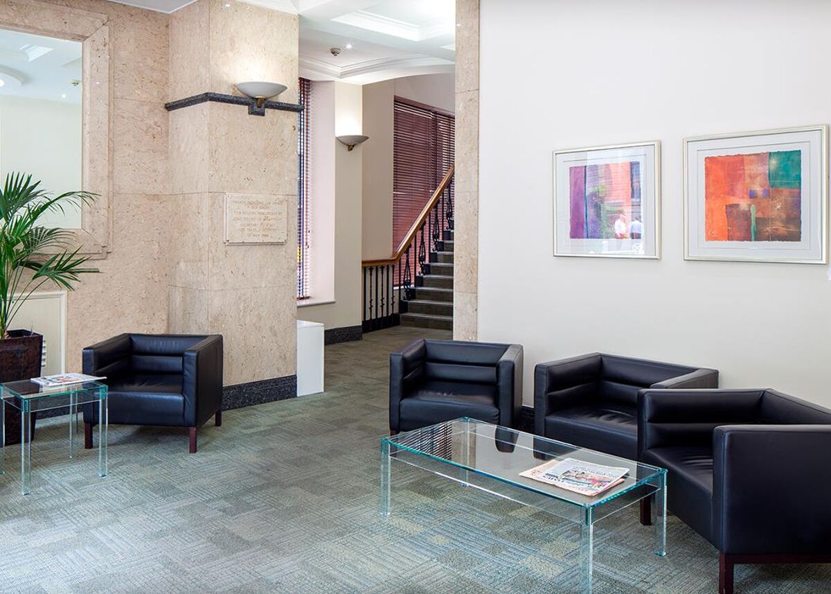 This building on the edge of the City boasts plenty of natural daylight and offers serviced offices, contemporary reception, meeting rooms and an executive lounge all close to St Paul's station.