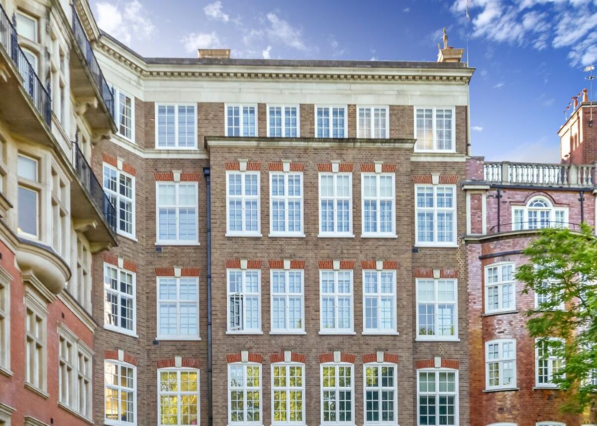 The building is just a short walk from Buckingham Palace and has serviced offices, a contemporary reception, a customer lounge and meeting rooms, all within walking distance to Westminster station.