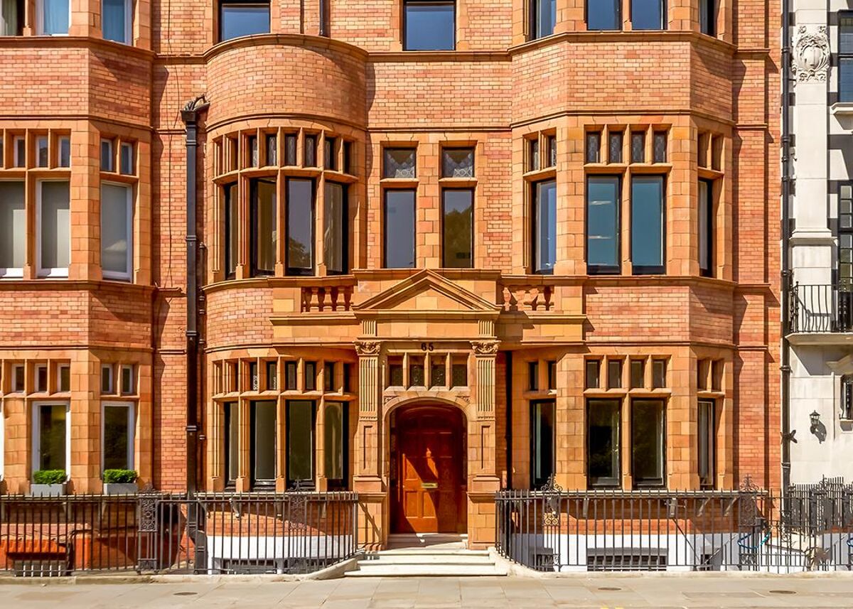 This period building in London’s exclusive Knightsbridge offers serviced offices and access to meeting rooms, administrative services and a customer lounge, all close to Knightsbridge station.