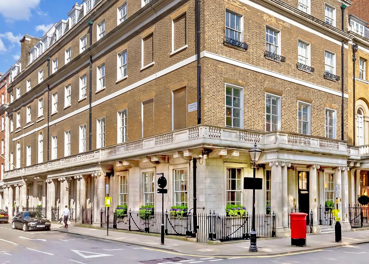 This Grade II listed property in the heart of St James’s offers serviced offices, customer lounge, executive business lounge and meeting rooms all within easy reach of Piccadilly tube stations.