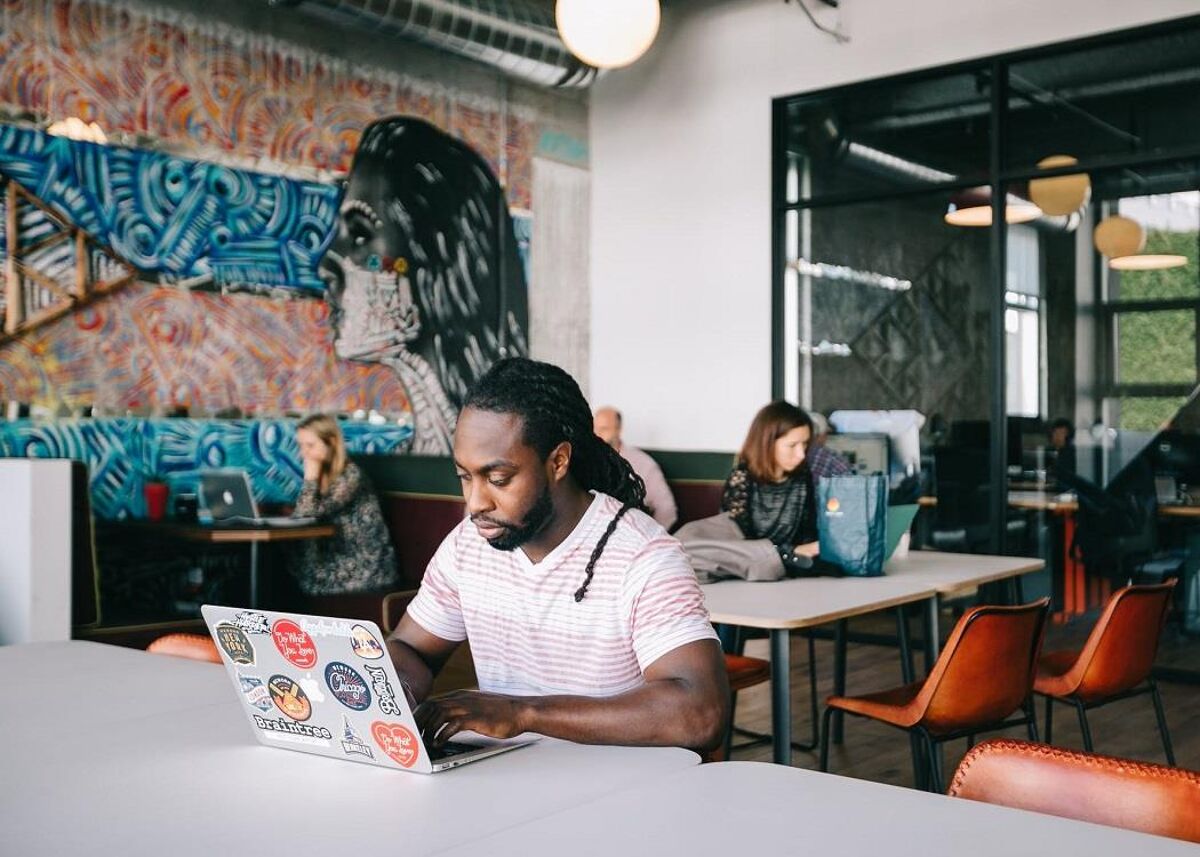 This space is two minutes' walk from Hammersmith station and has co-working, lounges, private booths, meeting rooms, and private offices as well as micro-roasted coffee, art and attractive plants.