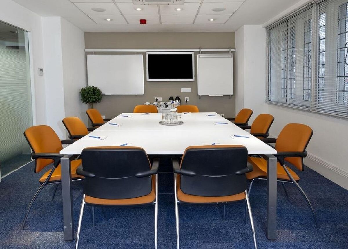 The building overlooks Bloomsbury Square and offers private offices, meeting rooms, co-working, 24-hour access, high-speed Wi-Fi and virtual offices, all close to Holborn underground station.