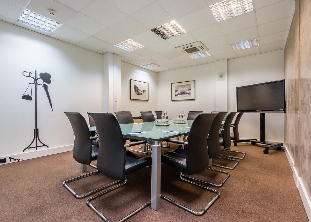The building is in an impressive and scenic location and offers serviced offices with admin support, meeting rooms and day offices with disabled access, all just five minutes from Vauxhall station.