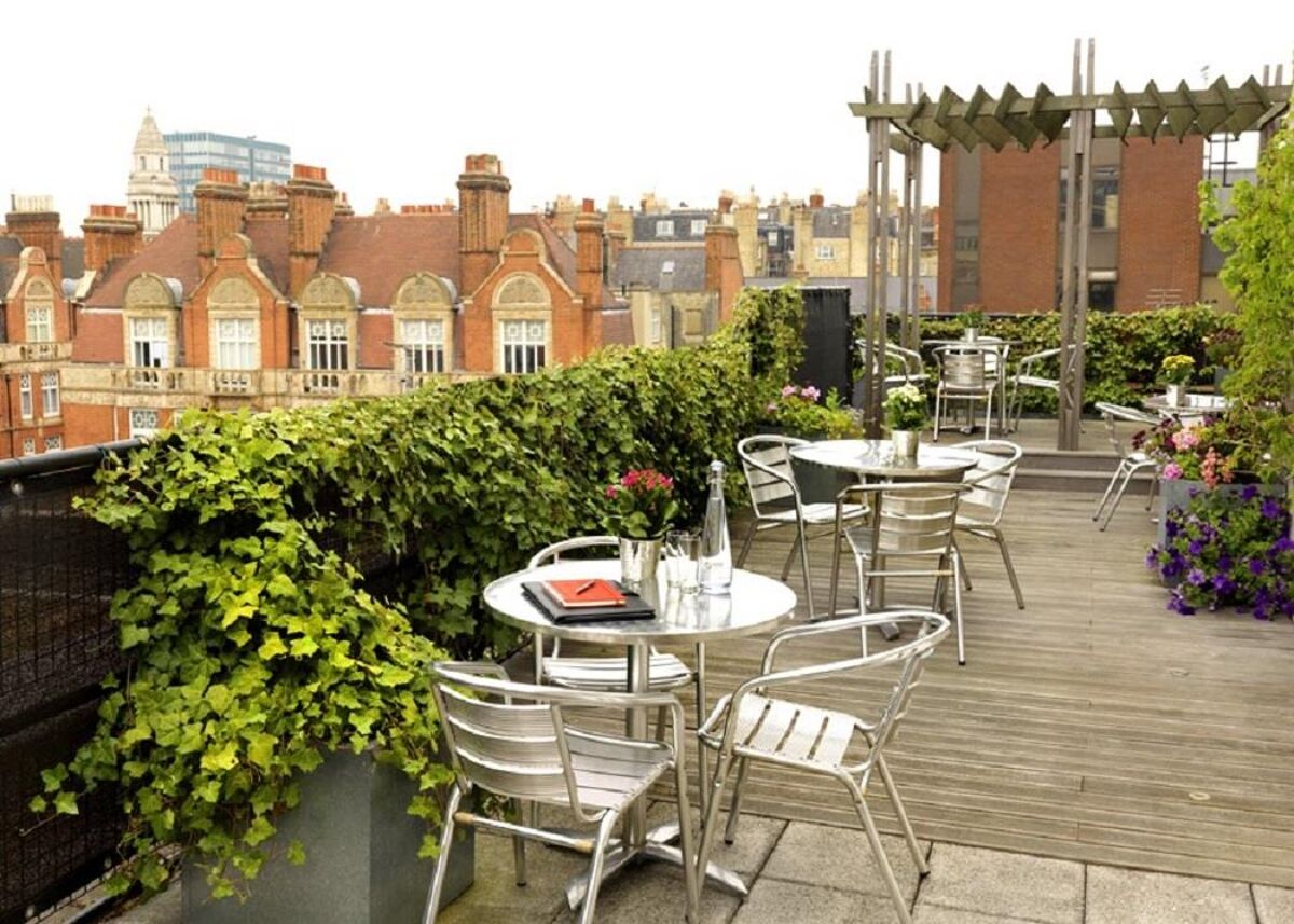 The building is located on one of London’s most famous streets and has offices, meeting rooms, a dedicated event co-ordinator and roof terrace, all just a few minutes from Baker Street station.