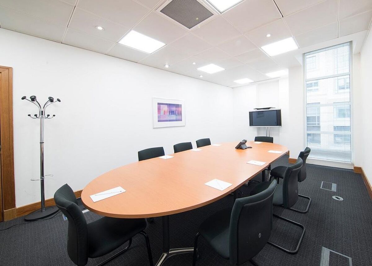 The building boasts scenic views over Hammersmith and has serviced offices, meeting rooms, reception, day offices, co-working, 24/7 access, kitchen and washroom, all close to Hammersmith station.