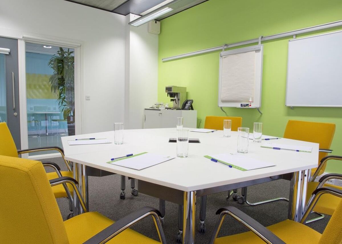 This business centre has a mix of managed office, studio and workshops as well as meeting rooms, reception, a breakout area with vending facilities and events, all close to Dartford mainline station.