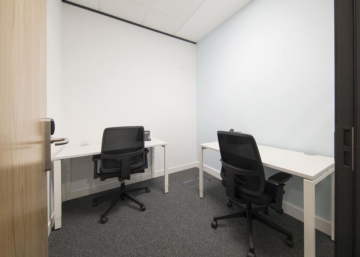 The building occupies a striking centrepiece property on Redhill’s high street and offers fully serviced offices, meeting rooms and co-working space and is just a short walk to Redhill station.