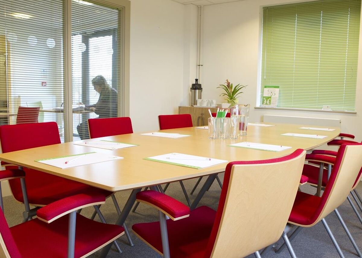 Ideally located for commuting in and out of Exeter, this business centre has managed offices, workshops, meeting rooms, hot desks as well as reception, fast Internet, virtual offices and free parking.