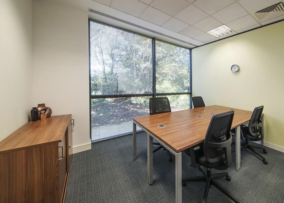 This business is conveniently placed next to junction 5 of the M40 and offers a staffed reception, private or shared office space, easy to hire meeting rooms, a communal kitchen and admin support.