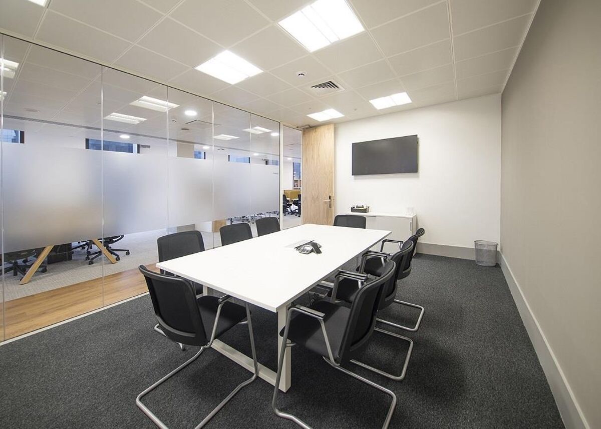 This business centre is located in a new waterfront development and has a staffed reception, offices, co-working, meeting rooms, kitchen and admin support, just half a mile from Lime Street station.