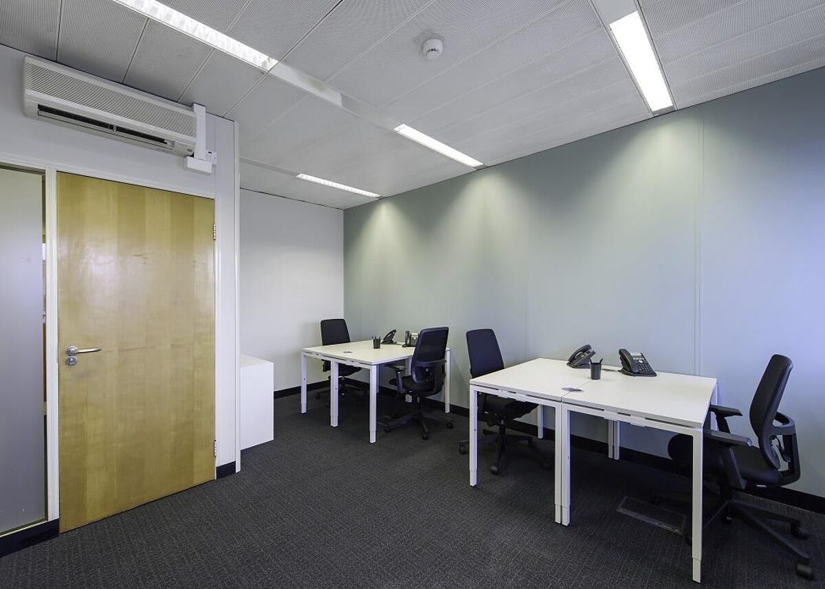 The building boasts an impressive mixed-use lobby with open walkways and has a staffed reception, offices, co-working, meeting rooms, kitchen and admin support, within reach of Milton Keynes station.