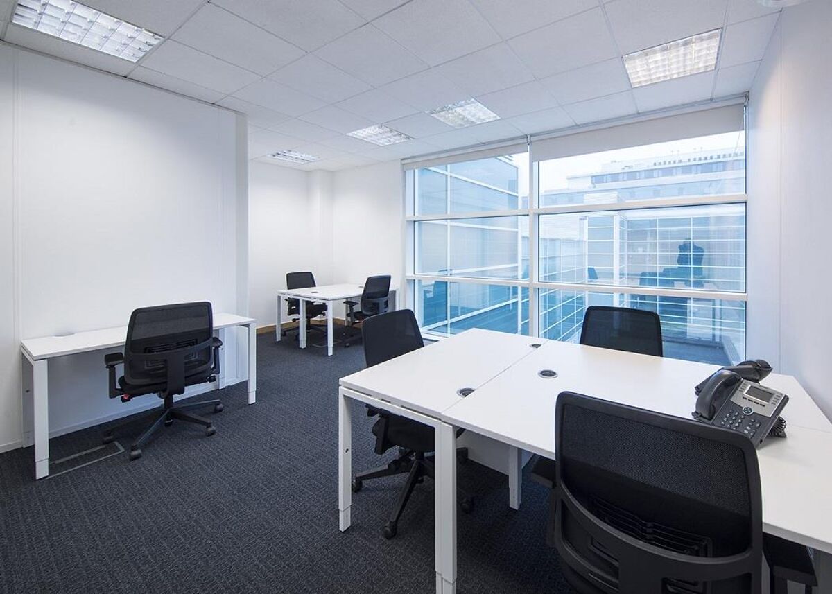 The building is in the central business and retail district of Milton Keynes and has staffed reception, offices, co-working, meeting rooms and admin support, and easy access to road and rail links.