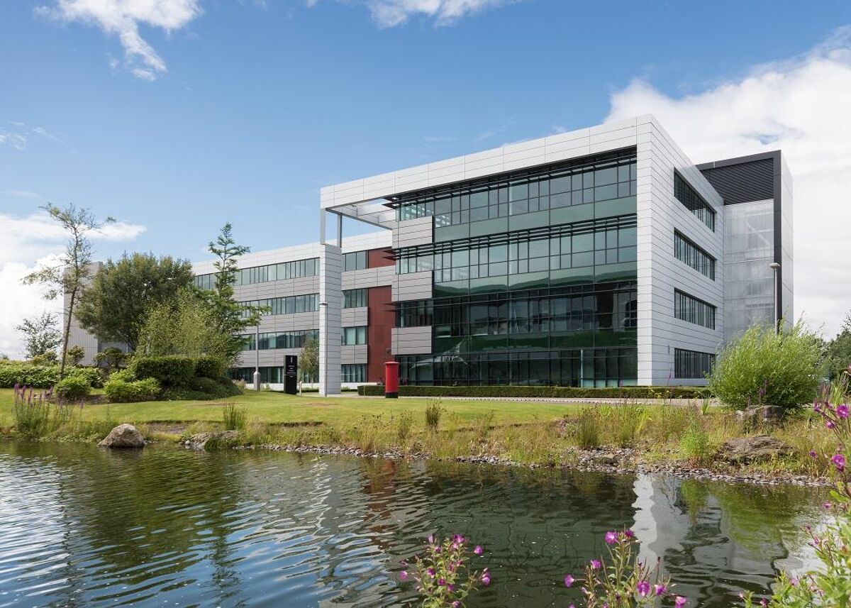 This business centre is located in a parkland landscape just off the A8/M8 motorway between Glasgow and Edinburgh and has a staffed reception, offices, co-working, meeting rooms and admin support.