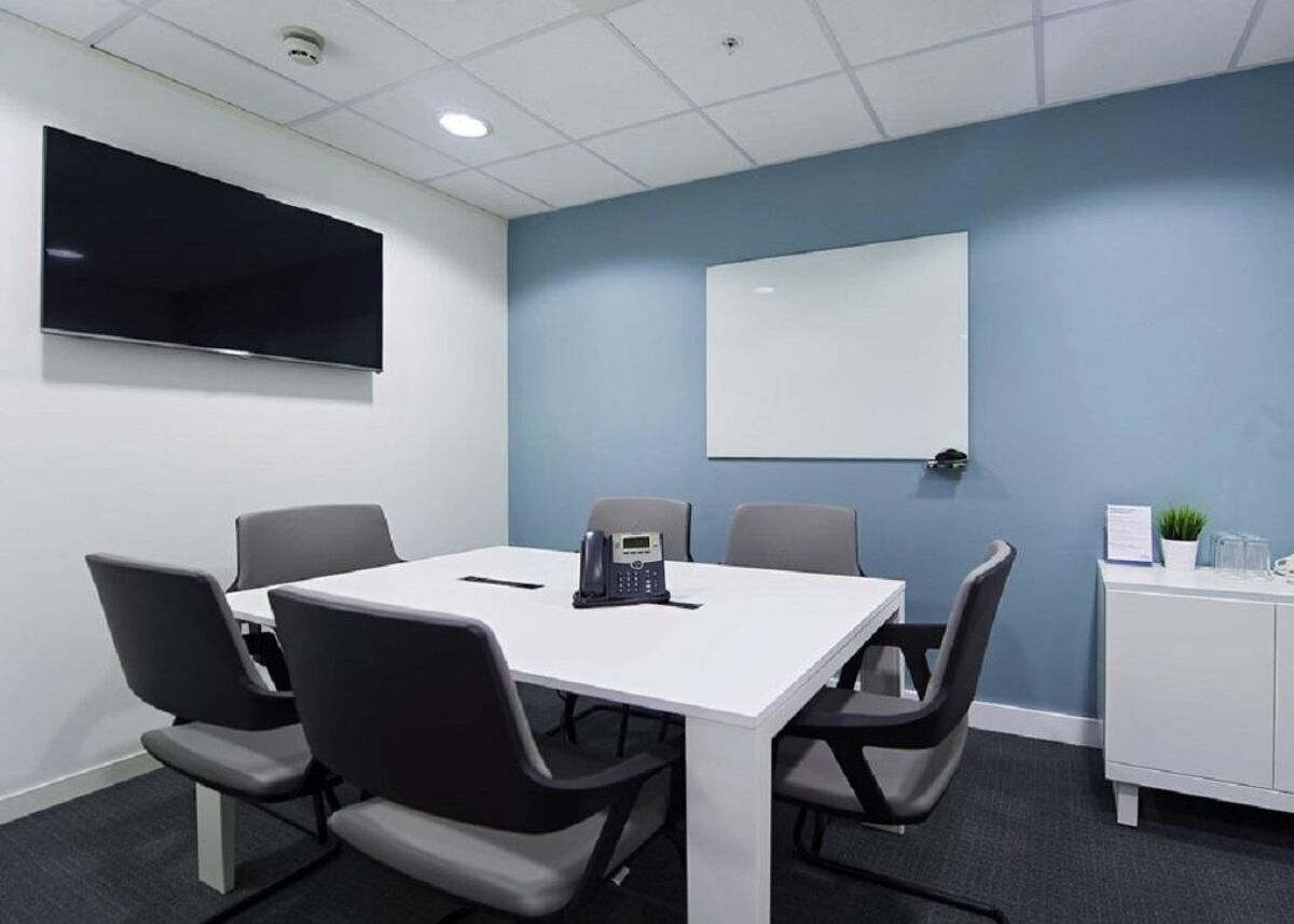 The workspace is ideal for business travellers using the M1 and offers meeting rooms, reliable business Internet, food available to order and is accessible from East Midlands Airport.