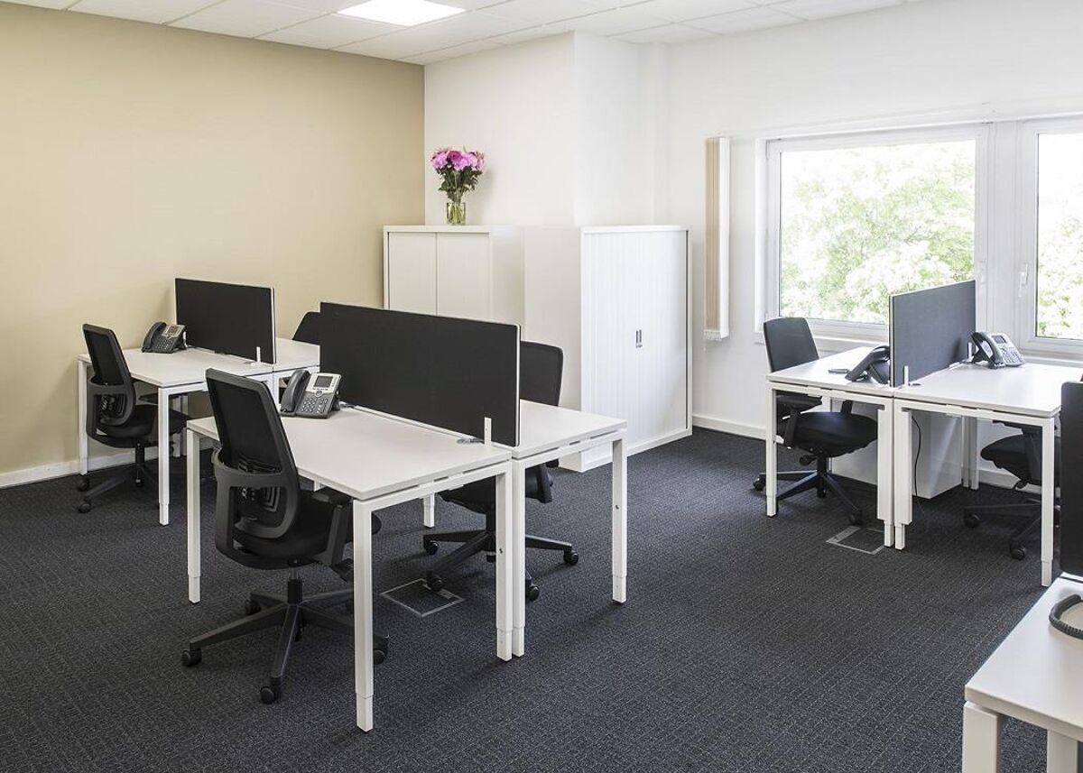 The business park boasts award-winning landscaping and on offer is a staffed reception, offices, co-working, meeting rooms, kitchen and admin support, and all just a forty-minute drive from London.