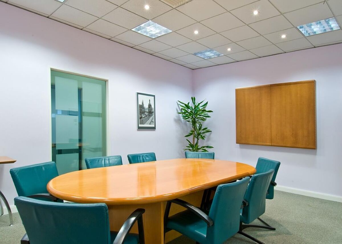 This business centre boasts an impressive garden and lake views and has a staffed reception, offices, co-working, meeting rooms, kitchen and admin support, and is within reach of Theale station.