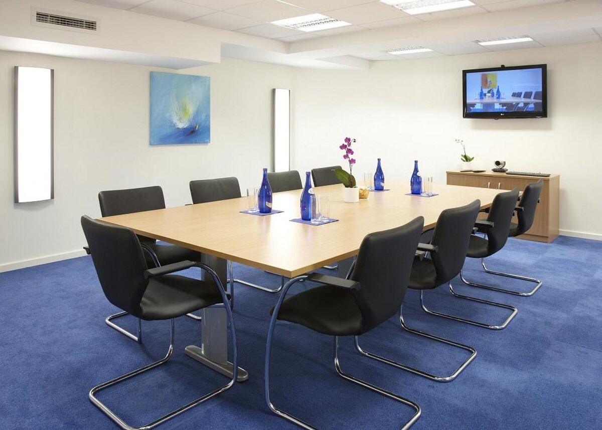 The building boasts a double height reception and on offer are furnished offices, breakout areas, professional switchboard, kitchens, CCTV and an onsite gym, all just a short walk to Aldgate station.