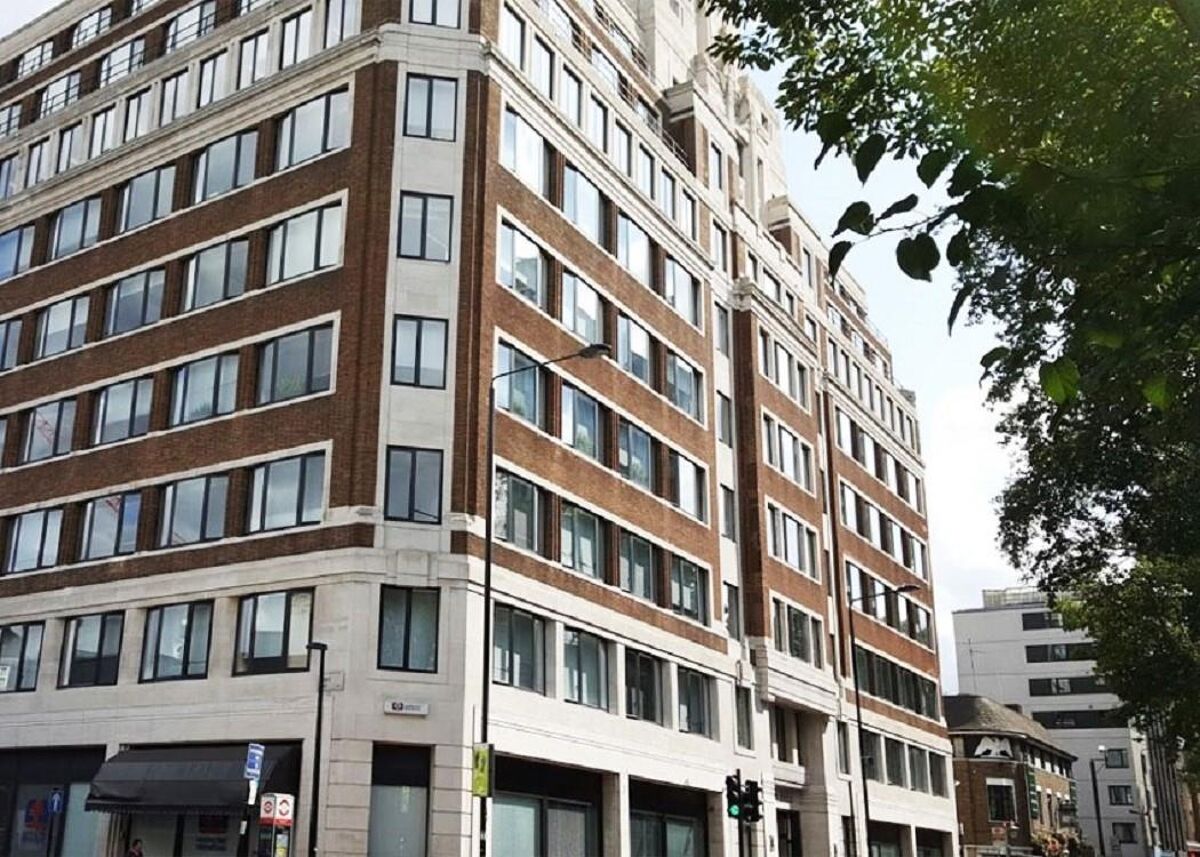The space is located in a 1930s Art-Deco building and offers a fully bespoke private serviced office, including breakout areas, kitchen, comms, and meeting rooms, all a short walk from Euston station.