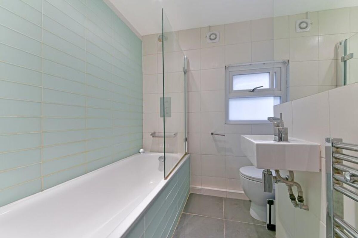 flat to rent in First Floor Flat, 27 Vardens Road, Clapham Junction