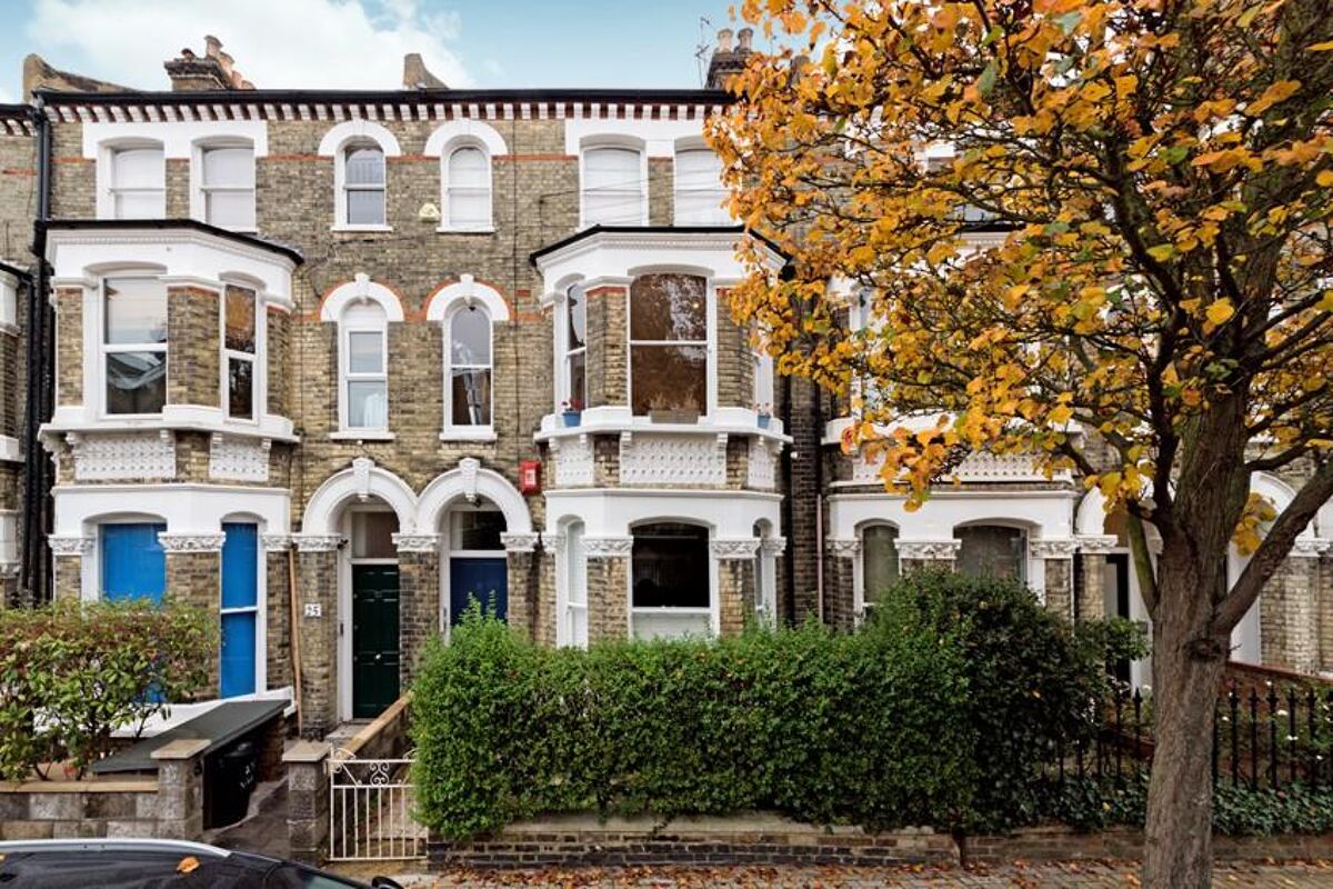 flat to rent in First Floor Flat, 27 Vardens Road, Clapham Junction