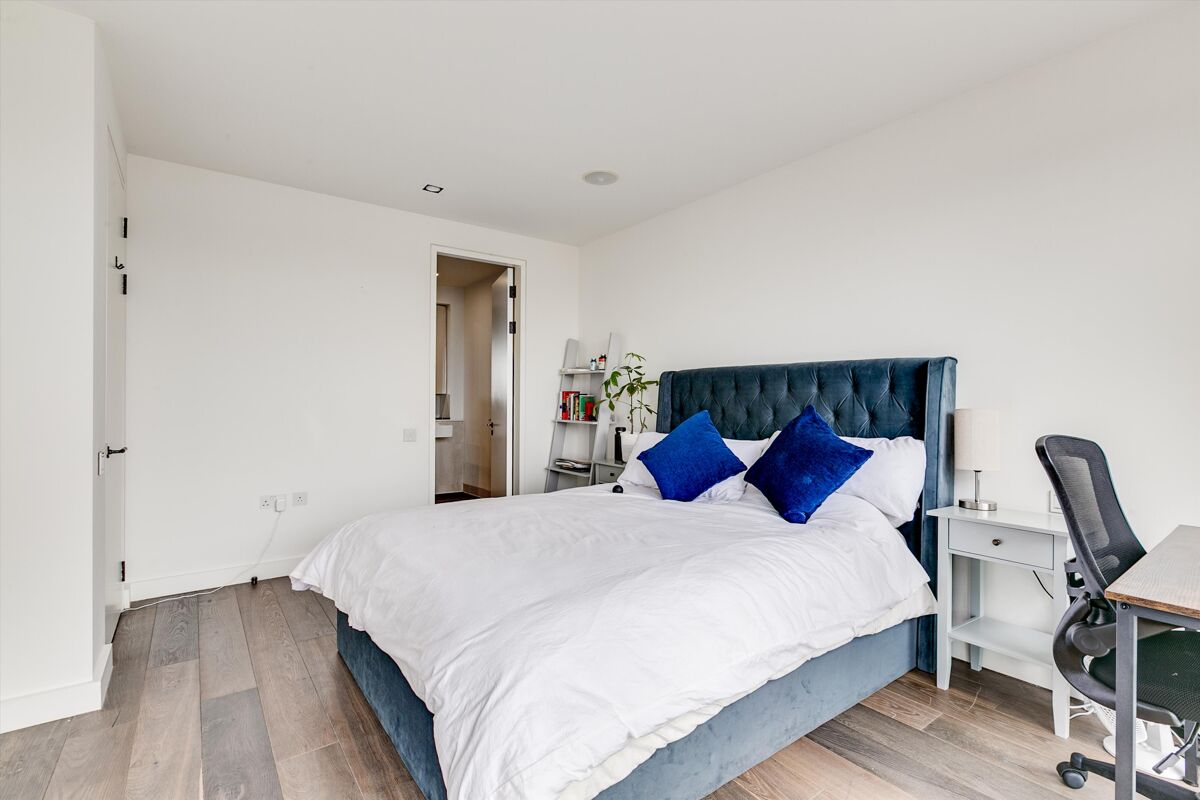 flat to rent in Macaulay Road, Clapham, London, SW4. CPQ012212224