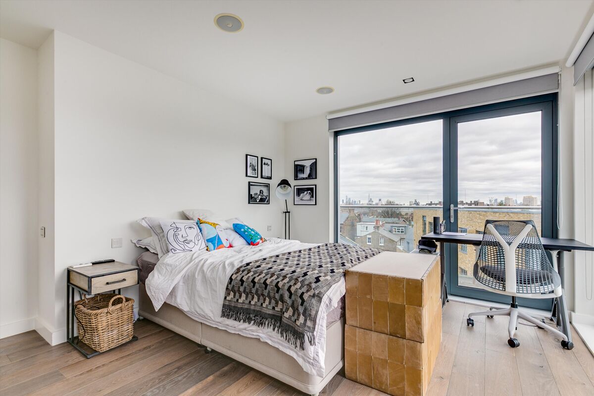 flat to rent in Macaulay Road, Clapham, London, SW4. CPQ012212224