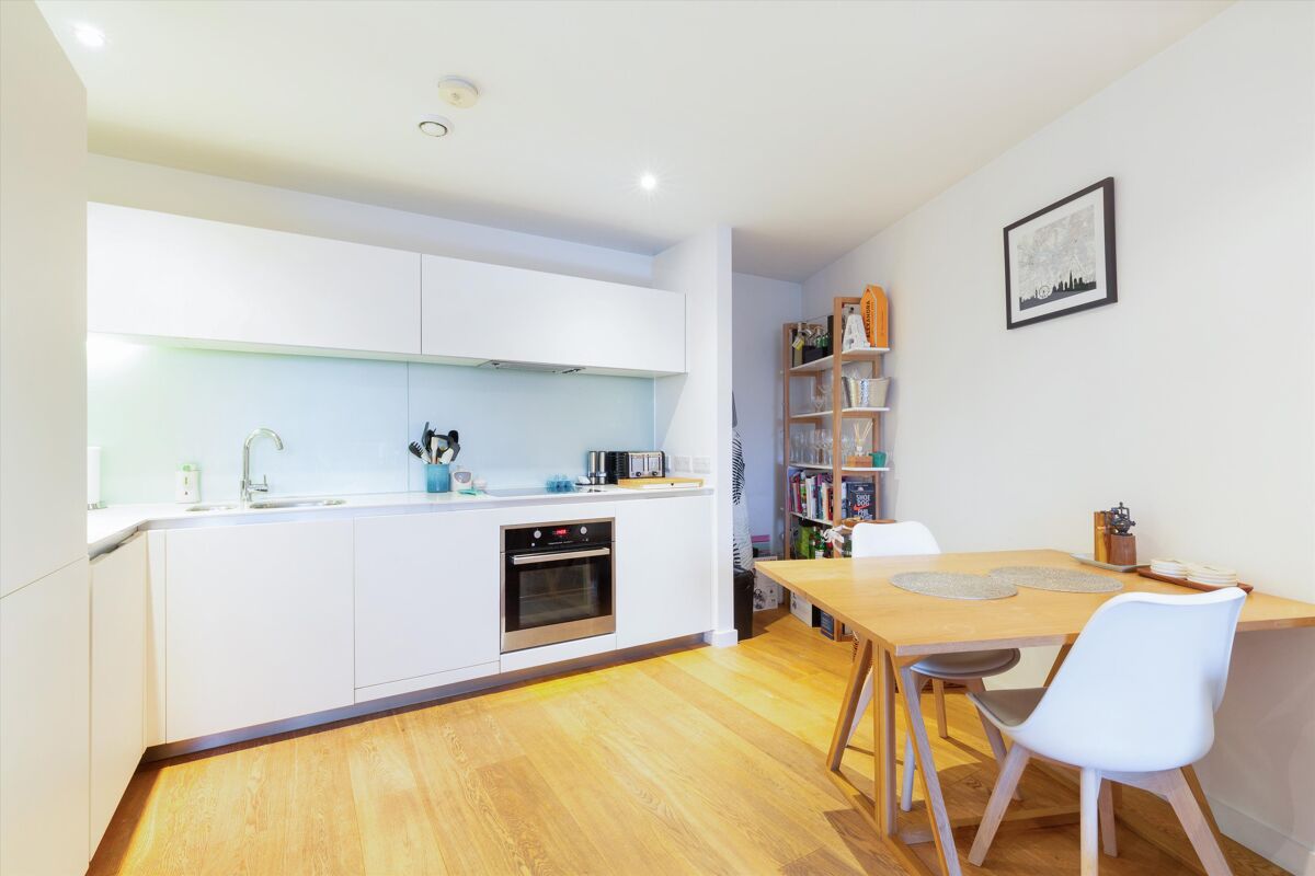 flat to rent in Hardwicks Square, Wandsworth, London, SW18