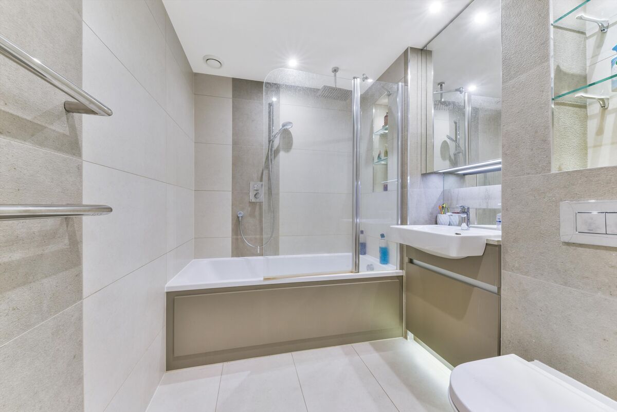 flat to rent in Hampton Apartments, Duke of Wellington Avenue, Royal