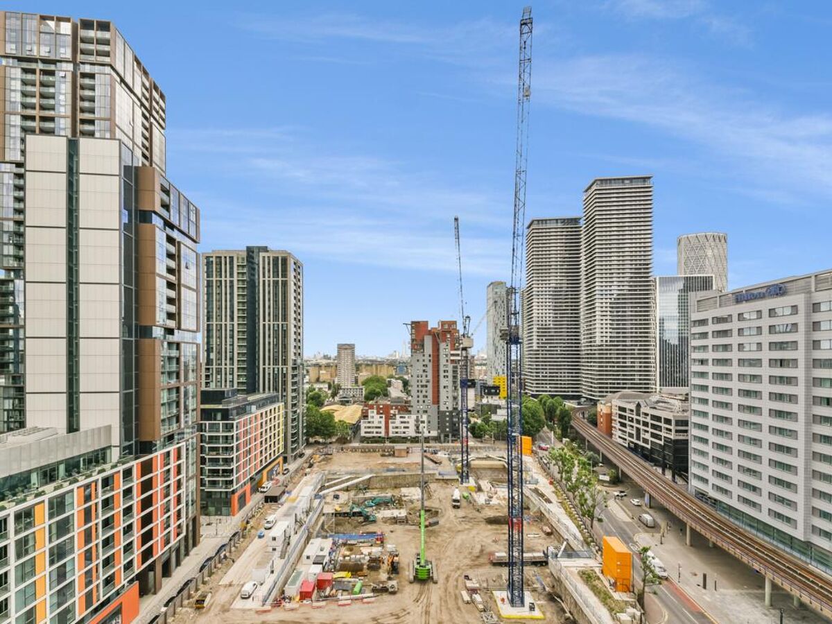 Flat to rent in Pan Peninsula, Pan Peninsula Square, London, E14