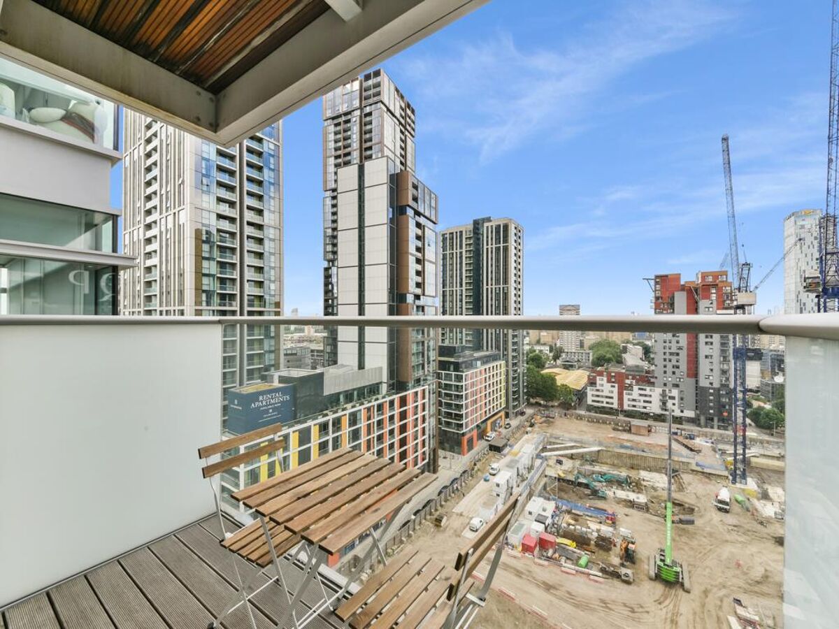 Flat to rent in Pan Peninsula, Pan Peninsula Square, London, E14