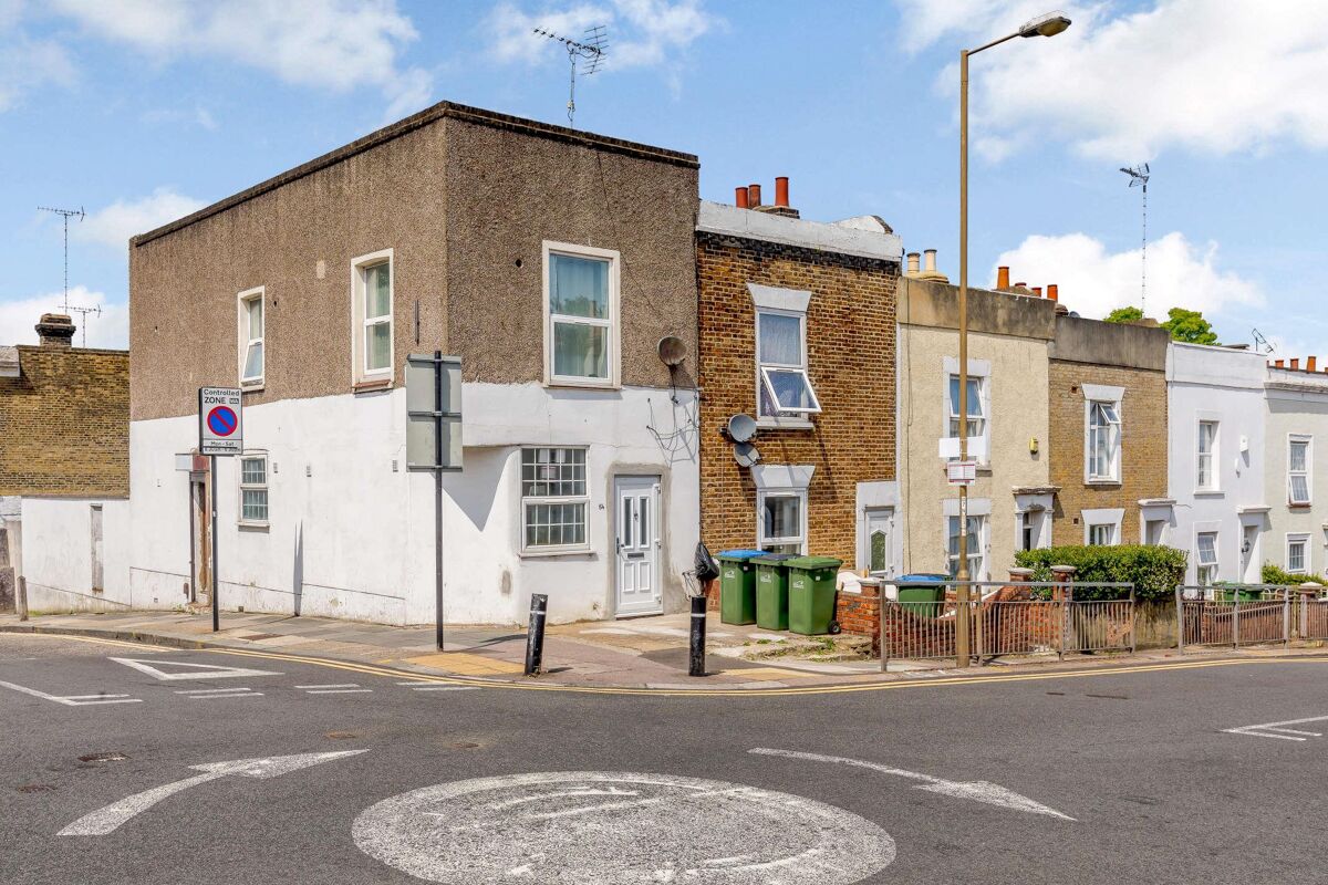 flat to rent in Crescent Road, Woolwich, London, SE18 CUS012191570
