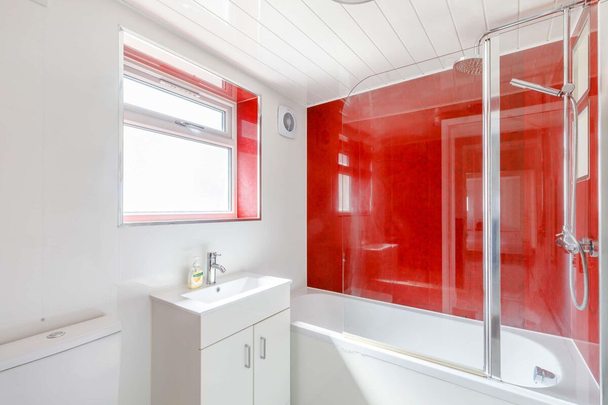 flat to rent in Crescent Road, Woolwich, London, SE18 CUS012191570