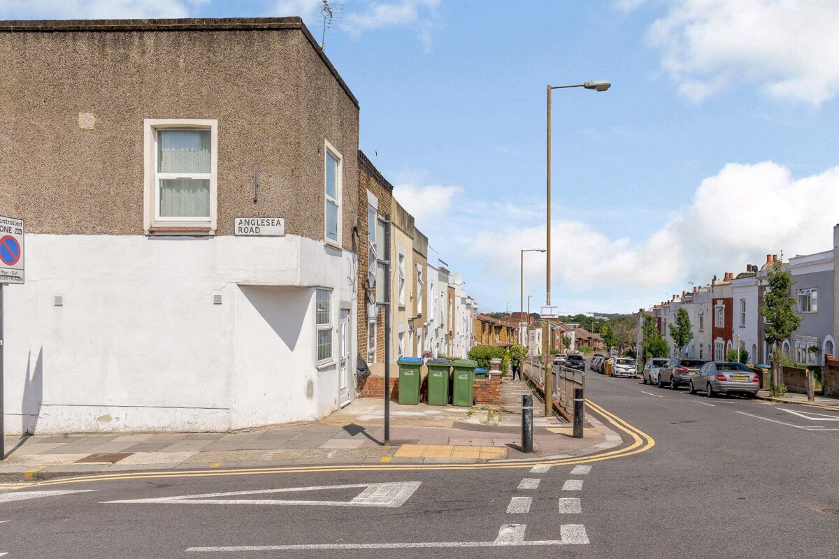 flat to rent in Crescent Road, Woolwich, London, SE18 CUS012191570