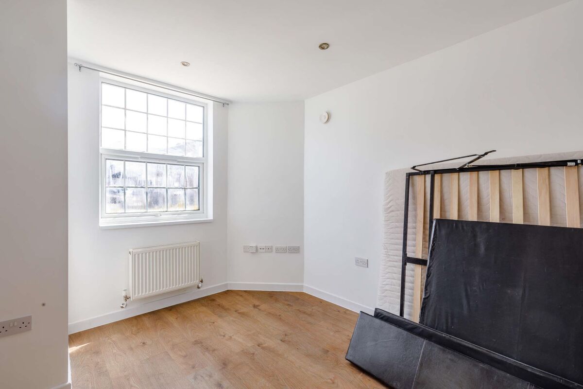 flat to rent in Crescent Road, Woolwich, London, SE18 CUS012191570