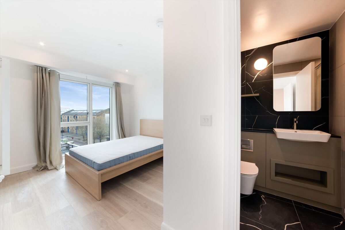 flat to rent in Galleria House, Western Gateway, London, E16