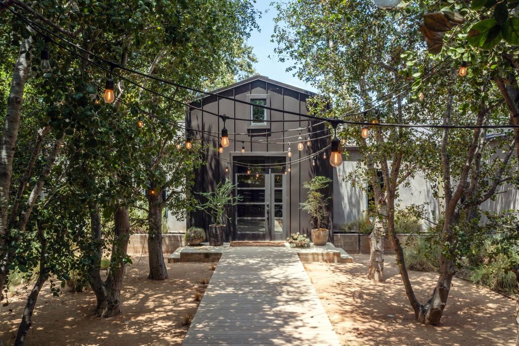 Image of 226 S Rimpau Blvd, Los Angeles, CA, 90004, US