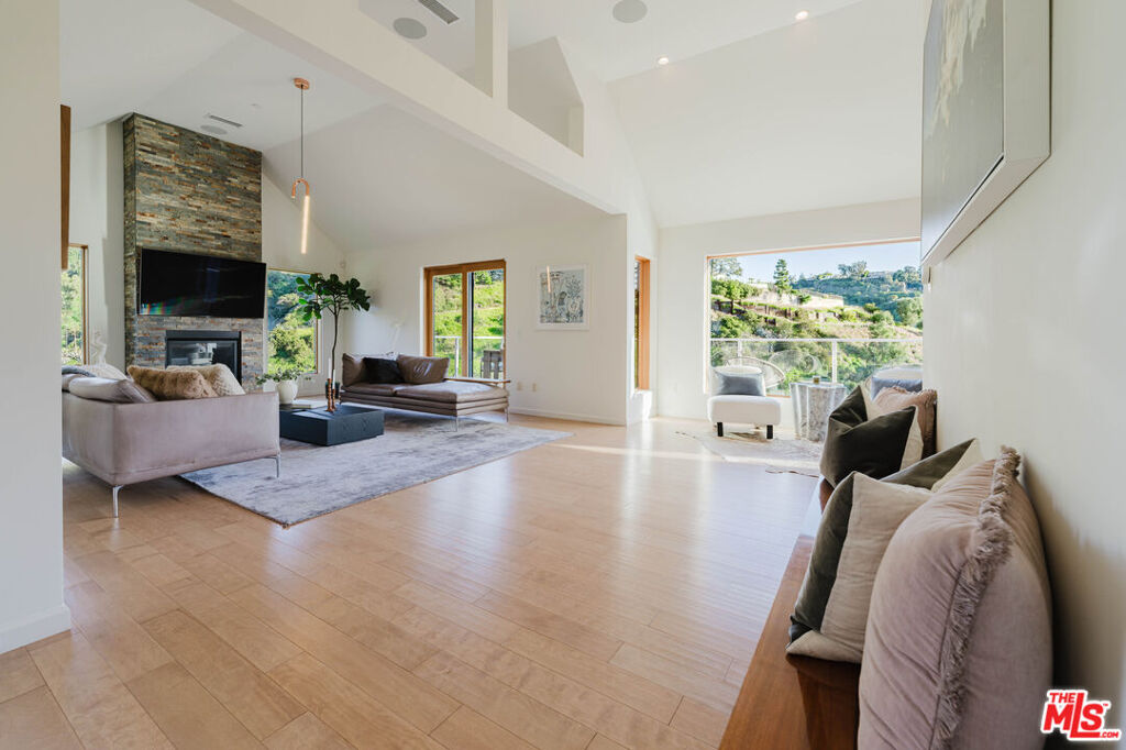 Image of 10110 Cielo Dr, Beverly Hills, CA, 90210, US