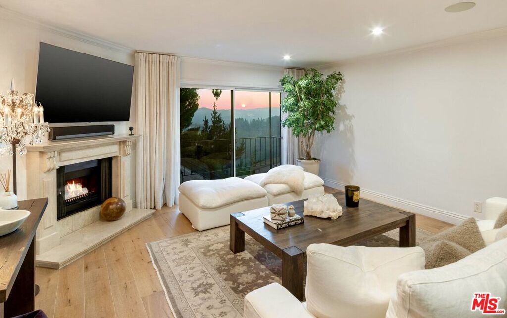 Image of 2385 Roscomare Rd Unit: D3, Los Angeles, CA, 90077, US