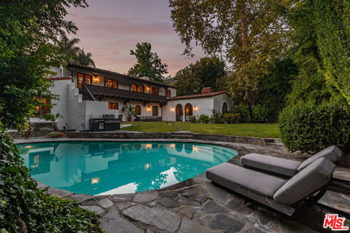 Picture of 6 bedroom house for sale.