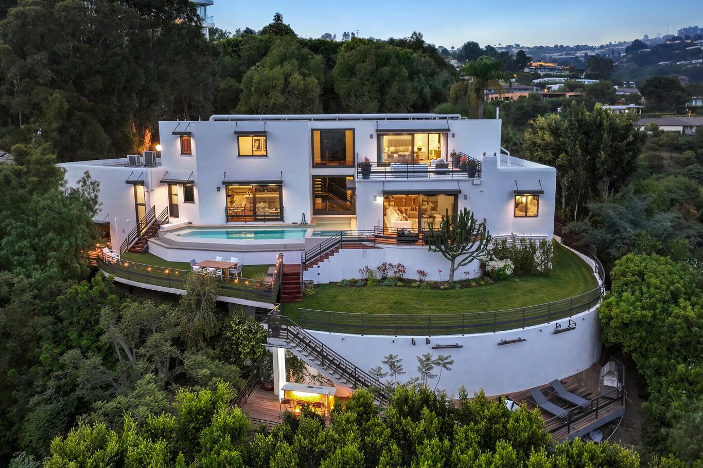 Image of 9330 Beverly Crest Dr, Beverly Hills, CA, 90210, US
