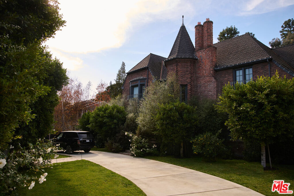 Image of 2501 N Vermont Ave, Los Angeles, CA, 90027, US