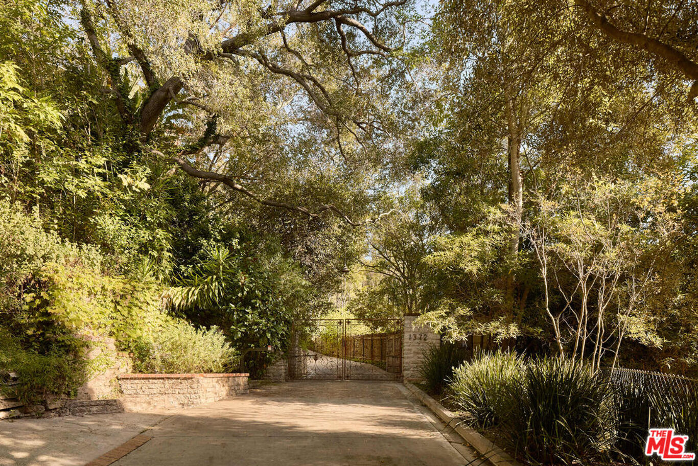 Image of 1372 Benedict Canyon Dr, Los Angeles, CA, 90210, US