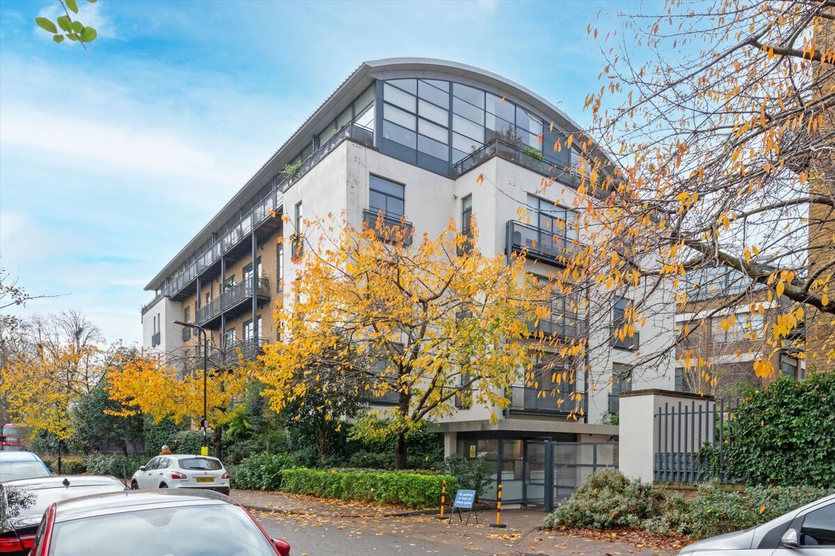 flat for sale in Chiswick Green Studios, Evershed Walk, London, W4